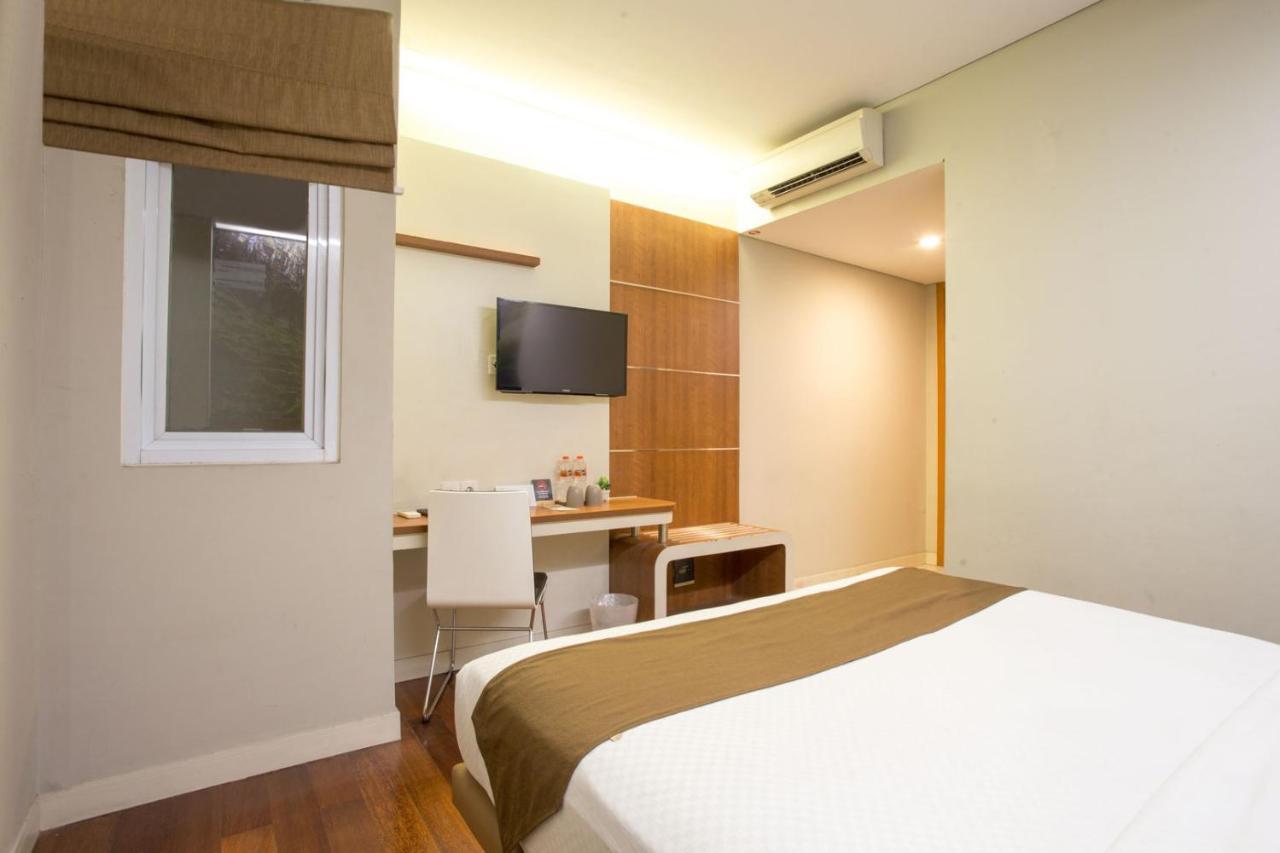 Life Hotel Mayjend Sungkono 수라바야 외부 사진